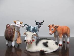 lot 185 image: Group of Assorted Cow Figurines