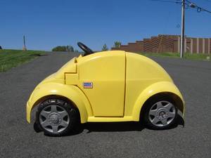 lot 304 image: Working POWERWHEELS Volkswagen Beetle 