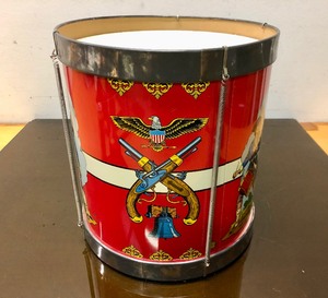 lot 325 image: Larger Vintage Tin Litho Revolutionary War Toy Drum