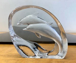 lot 261 image: Signed Mats Jonasson Scandinavian Crystal Sculpture wDolphins