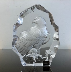 lot 262 image: Signed Mats Jonasson Scandinavian Crystal Sculpture wEagle