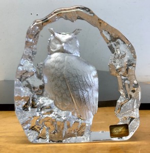 lot 263 image: Signed Mats Jonasson Scandinavian Crystal Sculpture wOwl