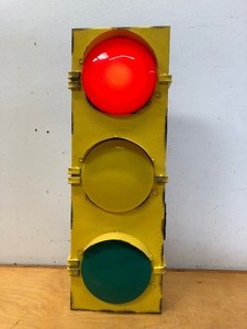 lot 270 image: Working Metal Stoplight 