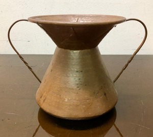 lot 335 image: Antique Hand Hammered Copper 2-Handled Pot