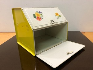 lot 343 image: Great Looking Mid Century Tin Breadbox