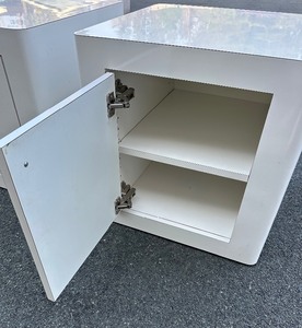 lot 352 image: Nice Matching Pair of Vintage Retro Night Stand Cabinet Tables - White