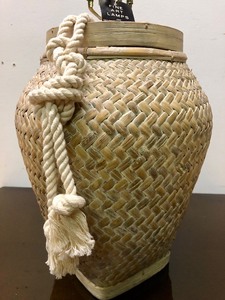 lot 356 image: Large Vintage Mid Century Splint & Rope Table Lamp by Fine Art Lamps