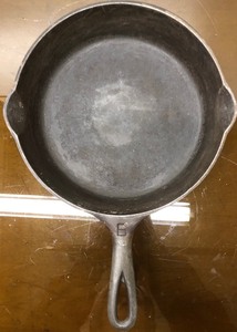 lot 360 image: Vintage GRISWOLD No. 6 Cast Iron Skillet - 699J
