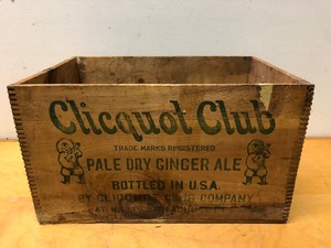 lot 366 image: Nice Vintage CLICQUOT CLUB Ginger Ale Dovetailed Advertising Soda Crate