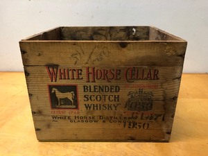 lot 367 image: Old Vintage White Horse Cellar Scotch Whiskey Advertising Crate