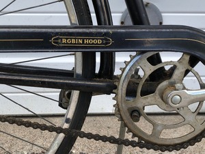 lot 402 image: Vintage ROBIN HOOD Mens Bicycle w Great Badge