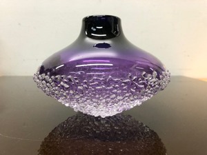 lot 404 image: Beautiful Signed Vintage Heavy Amethyst Glass Vase