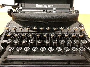 lot 414 image: Nice Vintage REMINGTON Deluxe Noiseless Portable Typewriter