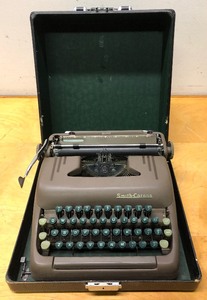 lot 415 image: Nice Vintage SMITH-CORONA Portable Typewriter