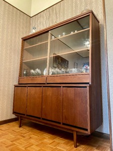 lot 25 image: Excellent Mid Century Hutch by Stanley Furniture