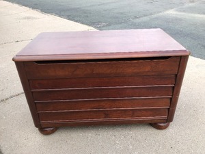 lot 51 image: Quality Cherry Wood Footed Chest by Stanley Furniture