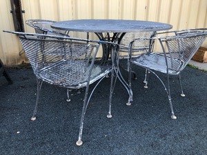 lot 151 image: Round Iron Patio Table w4 Chairs 