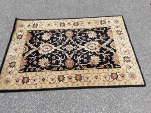 lot 6 image: Wool Safavieh Rug (Matches Lot 7) 4x6