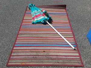 lot 9 image: Outdoor Rug & Patio  Umbrella (Approx 5x7)