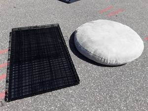 lot 18 image: Large Pet Kennel & Bed