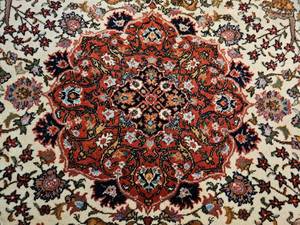 lot 3 image: Bold Heriz Serapi Persian Area Rug 100 x 104