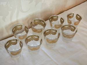 lot 26 image: Stunning Briard Glasses Georges Pattern with Guilt Garlands