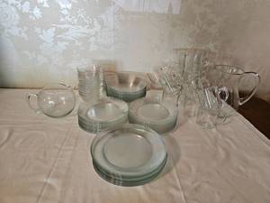 lot 72 image: Chic Modern Clean Glass Tableware