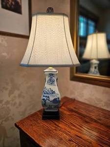 lot 11A image: Elegant Blue and White Porcelain Chinese Import Table Lamp