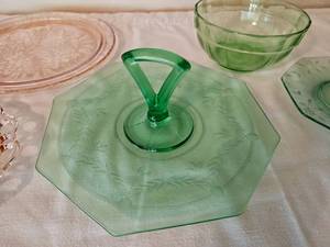 lot 73 image: Vintage Depression Ware Grouping