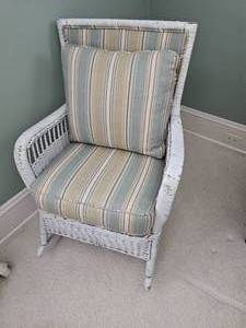 lot 14 image: Antique White Wicker Country Rocker