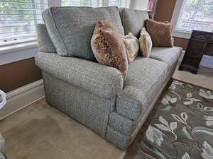 lot 22 image: Teal Tweed Sleeper Loveseat from Thomasville