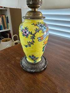 lot 82 image: Petite Oriental Bird Lamp