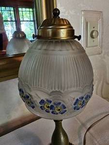 lot 57 image: Blue Daisy Frosted Glass Shade Lamp