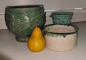 lot 96 image: Vintage McCoy Green Swallow Planter plus Trio