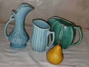 lot 105 image: Trio of Vintage Green Glaze McCoy Pottery Pitchers