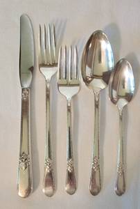 lot 37 image: Vintage Rogers Brothers ADORATION Pattern Flatware Service for 8