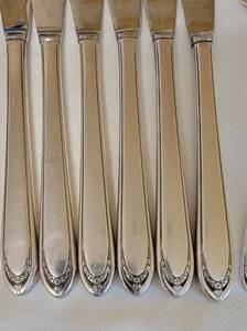 lot 38 image: International Silver LOVELACE Pattern Flatware Service