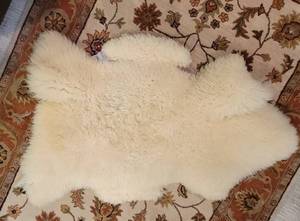 lot 121 image: White Lamb Fleece Hide Throw Rug