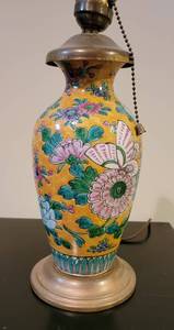 lot 84 image: Vintage Yellow Butterfly and Floral Ginger Jar Table Lamp