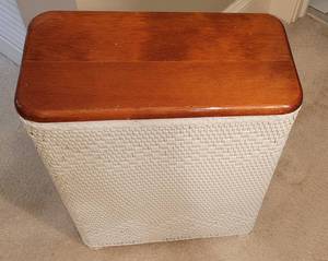 lot 122 image: Vintage White Wicker Laundry Hamper