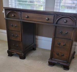 lot 60 image: Antique Mahogany Ladies Writing Desk