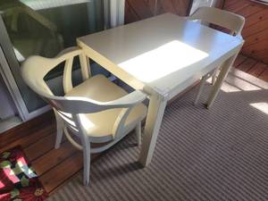 lot 59 image: Vintage Farmhouse Breakfast Table and Chair Set