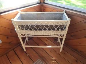 lot 133 image: Darling Vintage Wicker Planter Box Stand