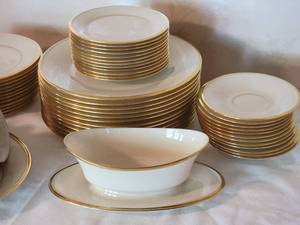 lot 62 image: Elegant Lenox Fine China Table Service - Eternal - (61)