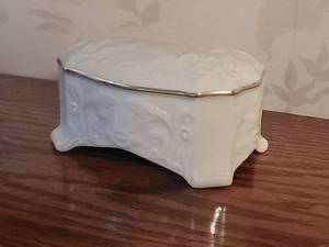 lot 142 image: Delightful Fine Porcelain Music Box by Lenox