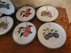 lot 148 image: Fine Italian Hand Painted Botanical Plate Service - Fortebraccio Ceramiche