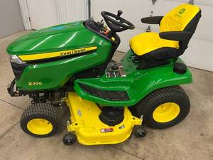 lot 1A image: JOHN DEERE X390 LAWN TRACTOR