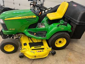 lot 7 image: JOHN DEERE X724 - MOWER, SNOWBLOWER, BAGGER, CAB