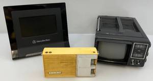lot 51 image: Misc. Vintage Electrical Items Including Transistor Radio, Mercedes-Benz Electric Photo Frame & More