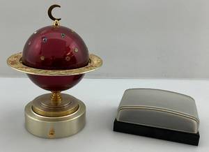 lot 89 image: Vintage Zodiac Globe Cigarette Holder & Art Deco Cigarette Holder